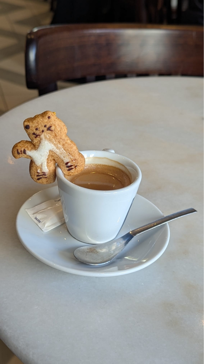 Biscuits artisanaux Biscuits Cui posés sur une tasse - Marseille